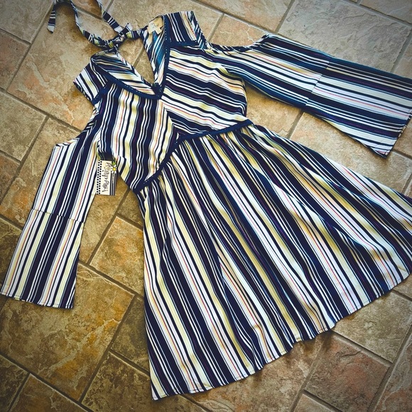 ⭐BOGO FREE⭐"NWT Boutique "LOVE" Brand Striped Cold-Shoulder Bell Sleeve Dress M - Picture 1 of 15